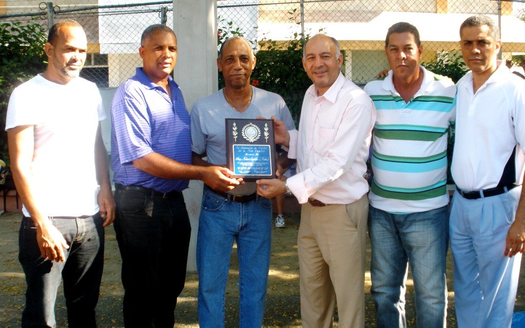  Nelson Castillo es reconocido por la Federación de Voleibol de la Provincia Espaillat